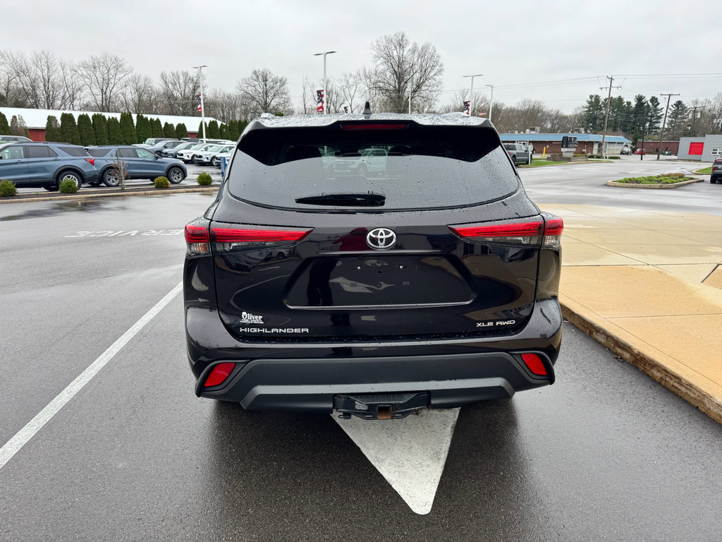 Used 2022 Toyota Highlander XLE AWD/4WD image 4