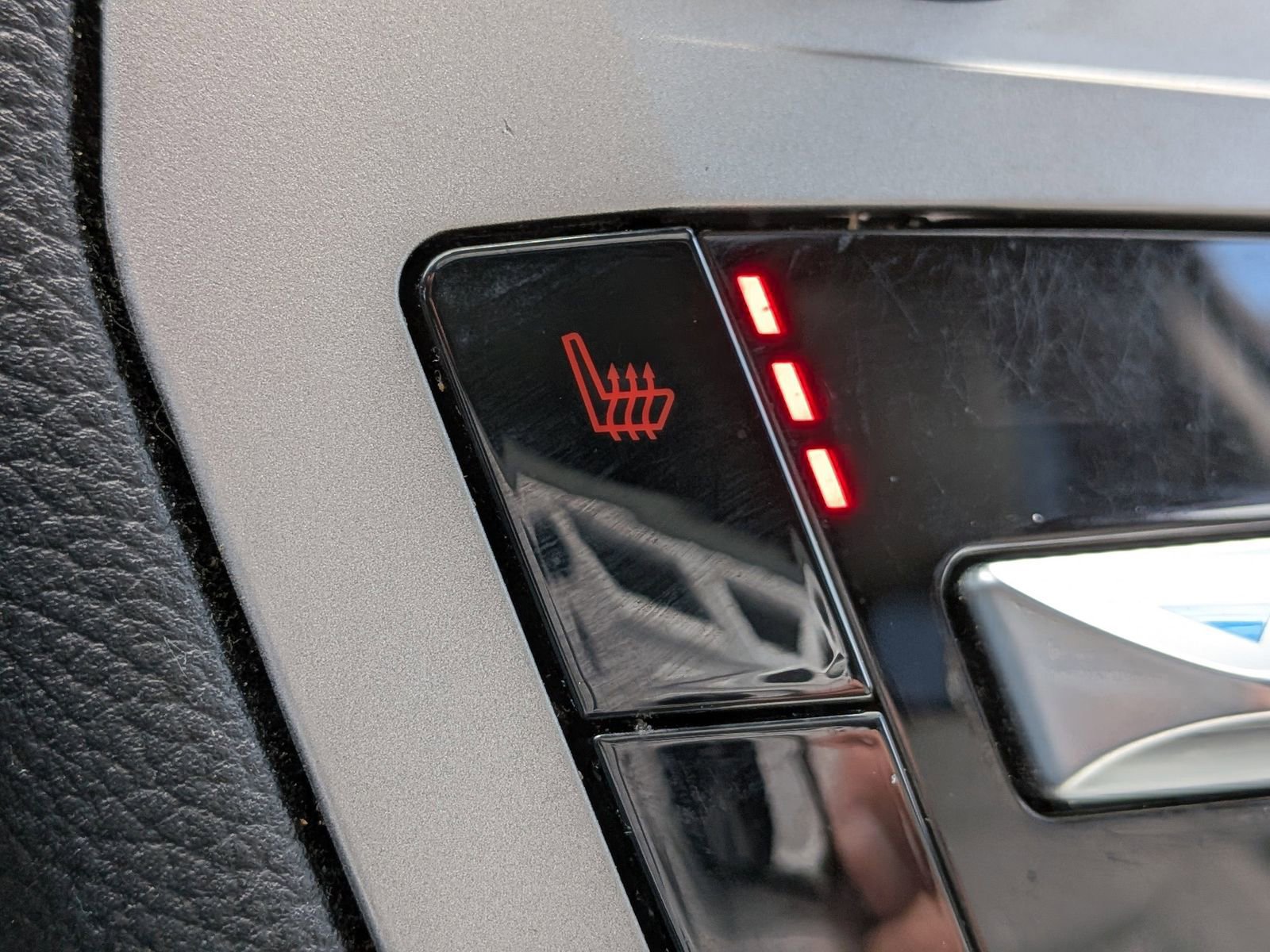 Certified 2021 Ford Explorer XLT w/ Equipment Group 202A image 28