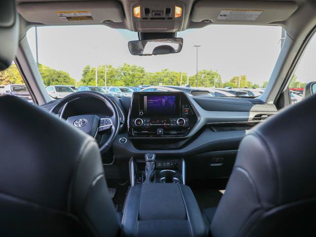 Used 2023 Toyota Highlander XLE FWD image 3