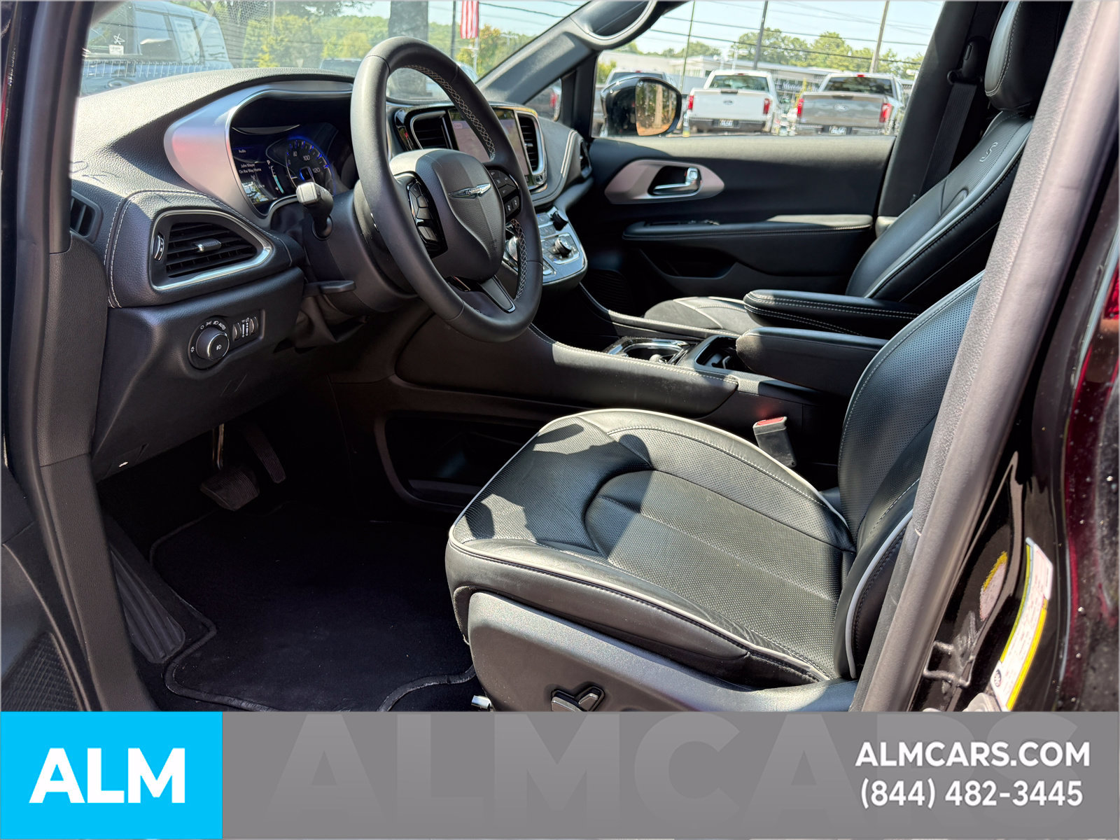 Used 2025 Chrysler Pacifica Limited FWD image 15