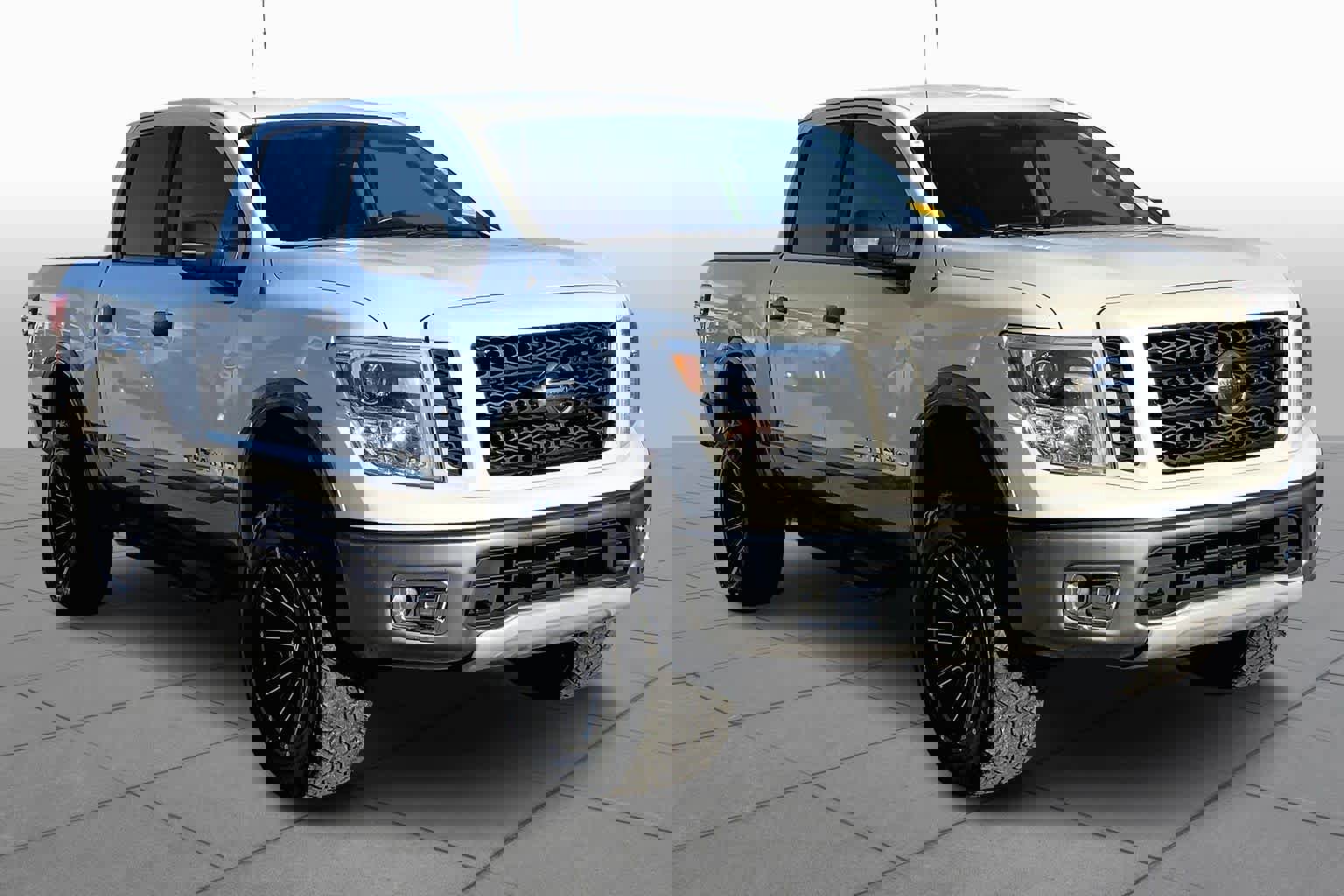 Used 2018 Nissan Titan PRO-4X image 5