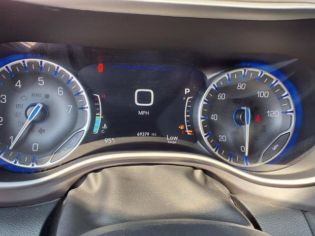 Used 2025 Chrysler Pacifica Select FWD image 9