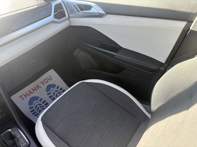 Used 2025 Volkswagen Taos SE image 16