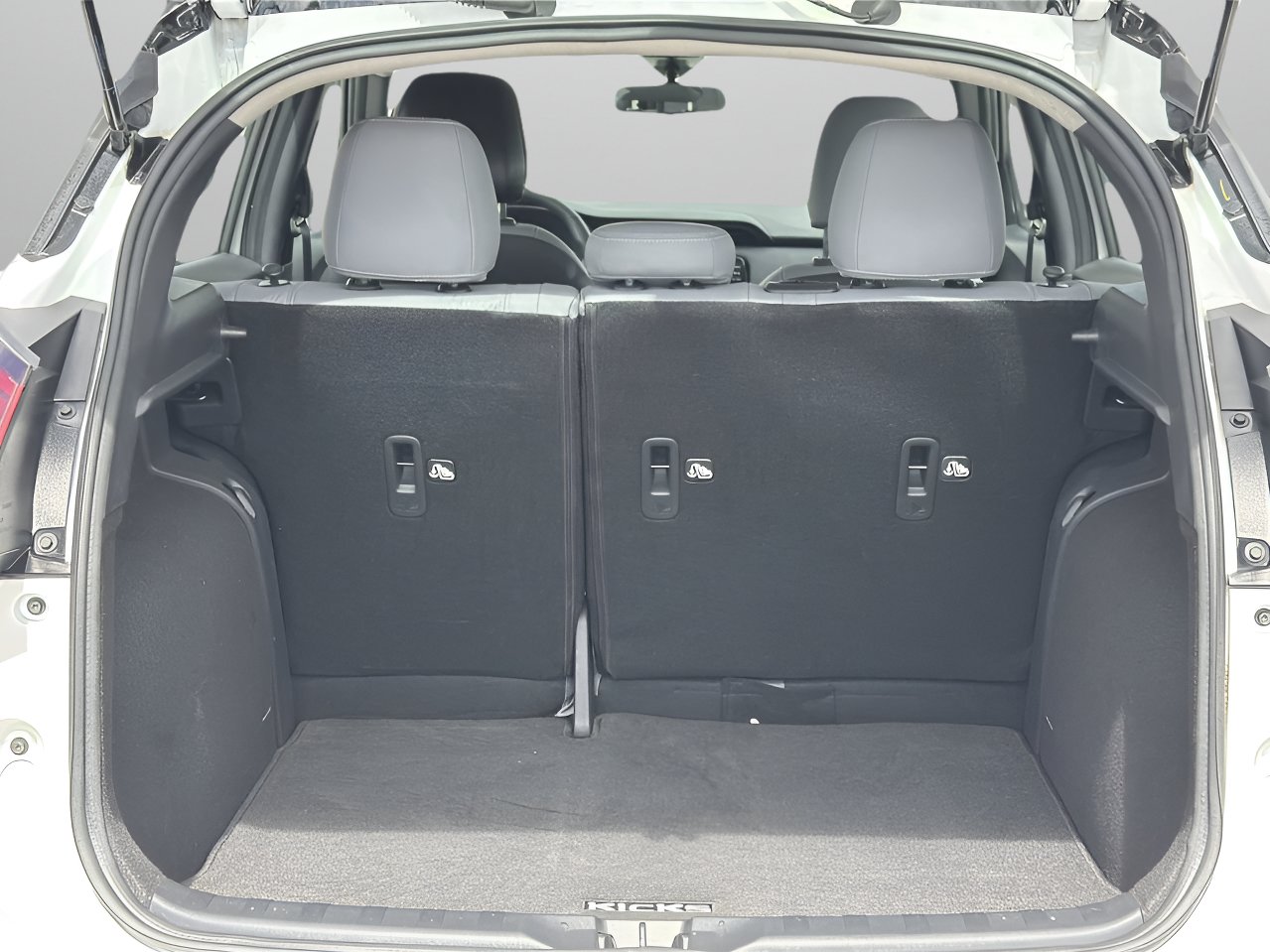 Used 2023 Nissan Kicks SR w/ SR Premium Package FWD image 8