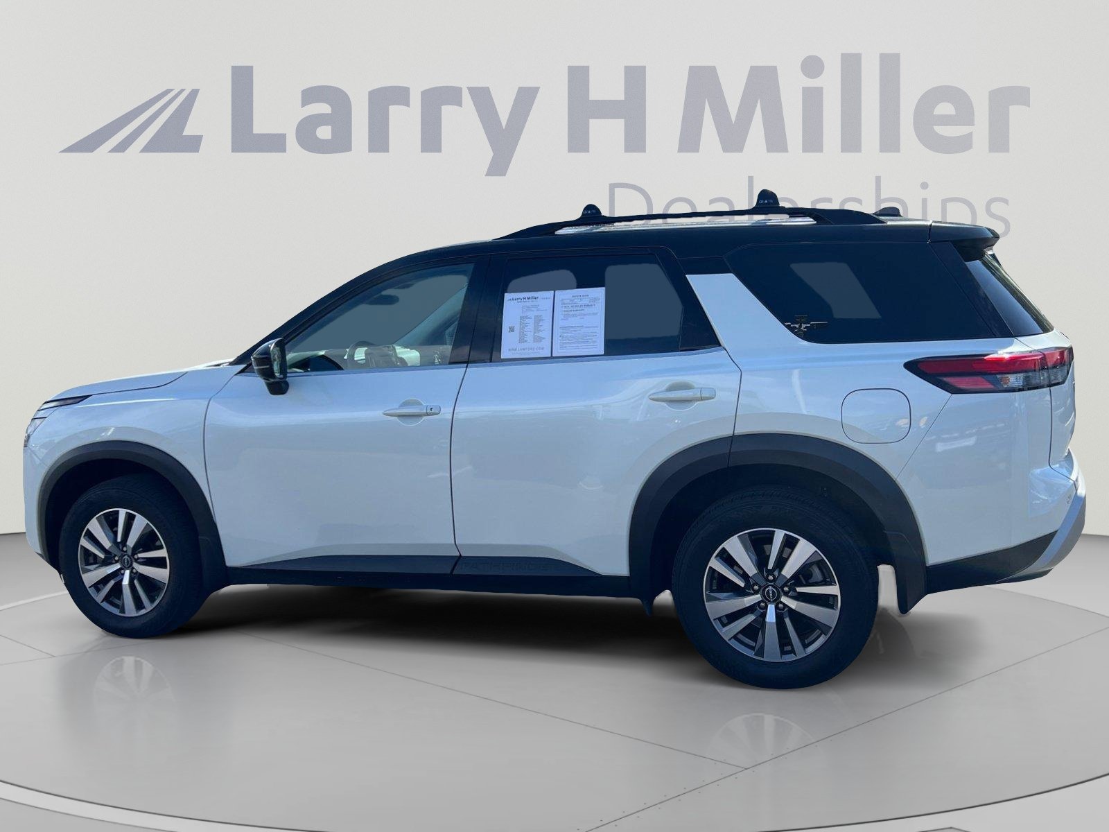 Used 2023 Nissan Pathfinder SL AWD/4WD image 2