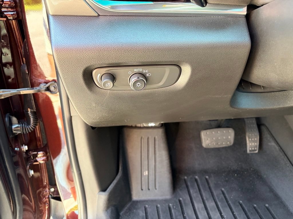 Used 2023 Chevrolet Traverse LT FWD image 21