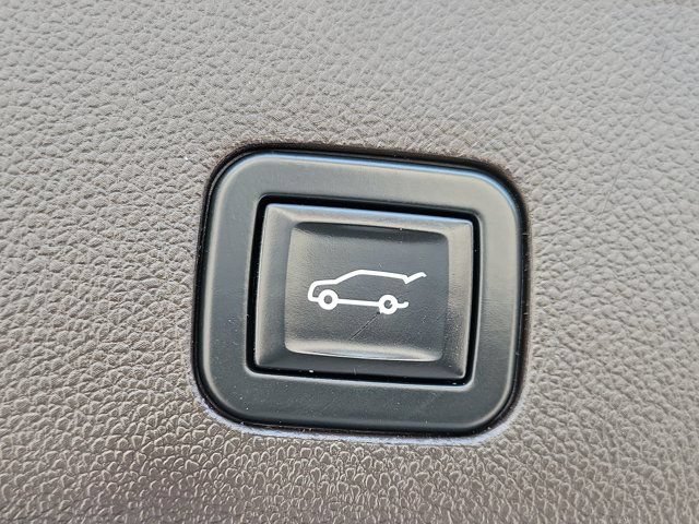 Used 2021 GMC Yukon XL SLT w/ SLT Premium Package RWD image 11