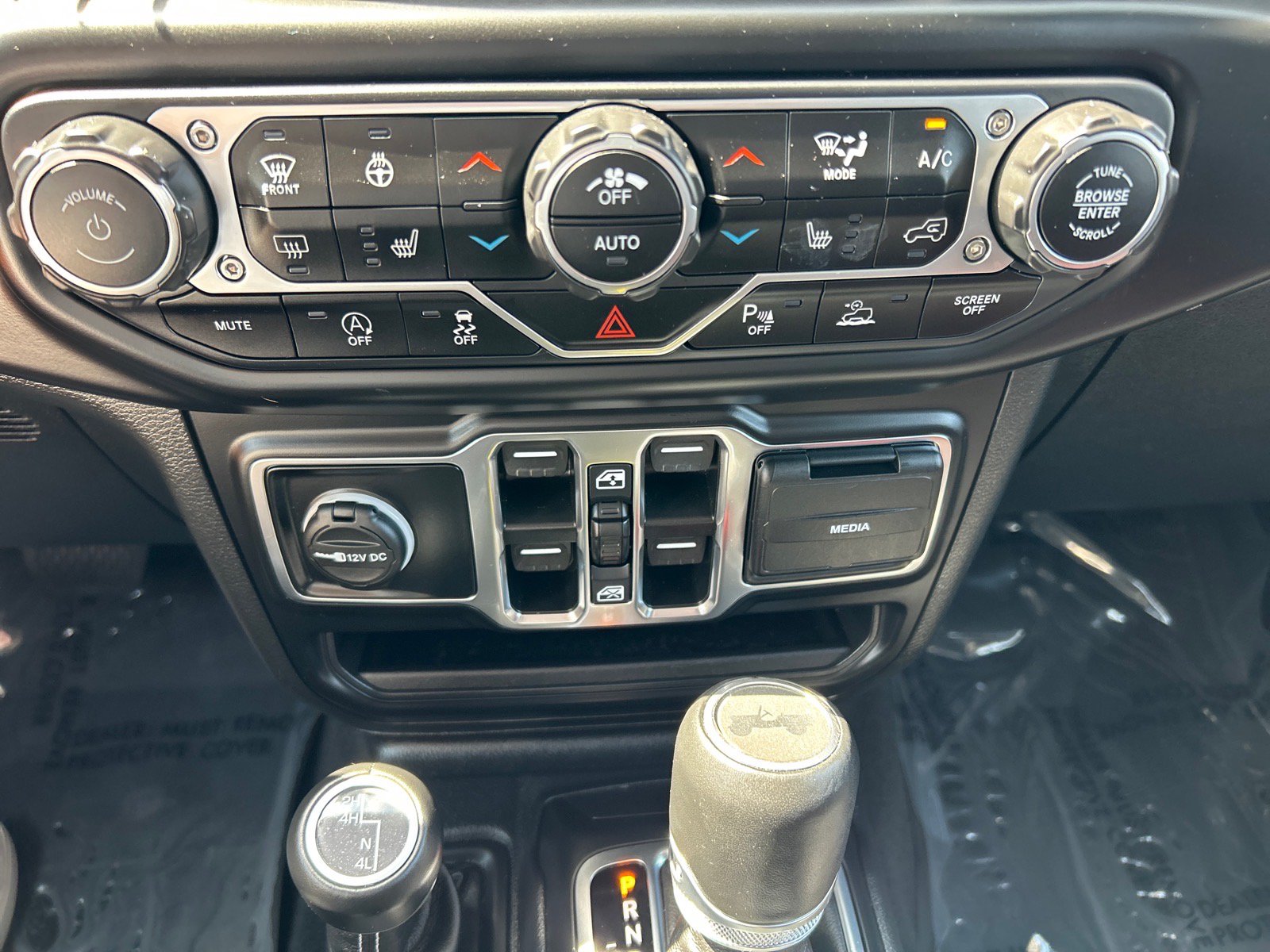 Used 2022 Jeep Wrangler Unlimited Sahara w/ Cold Weather Group AWD/4WD image 29