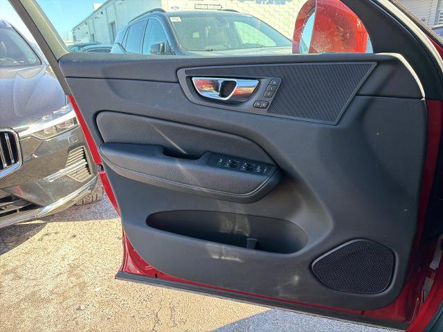 Used 2021 Volvo XC60 T5 Momentum w/ Premium Package image 23