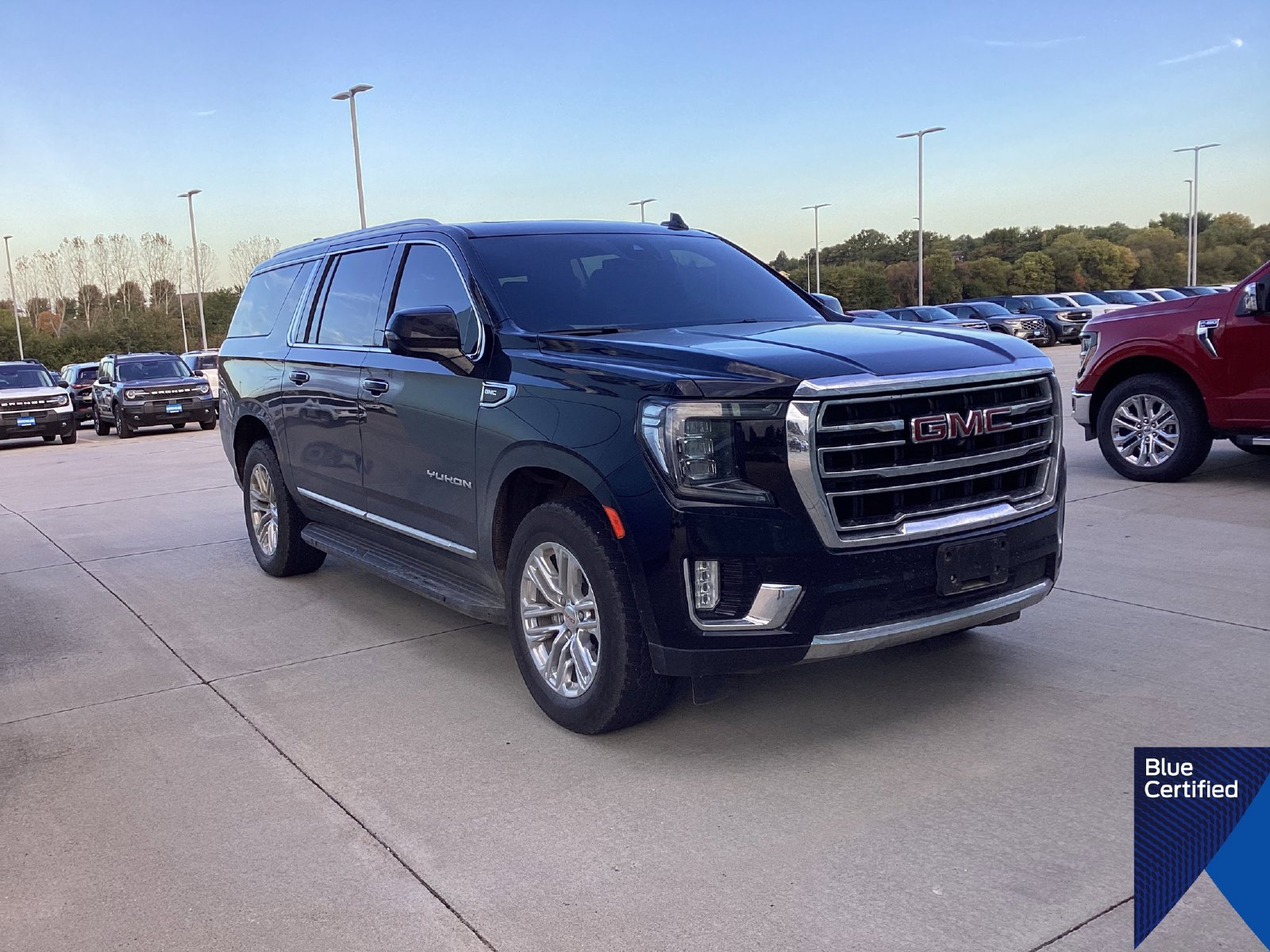 Used 2023 GMC Yukon XL SLT w/ SLT Premium Package AWD/4WD image 2