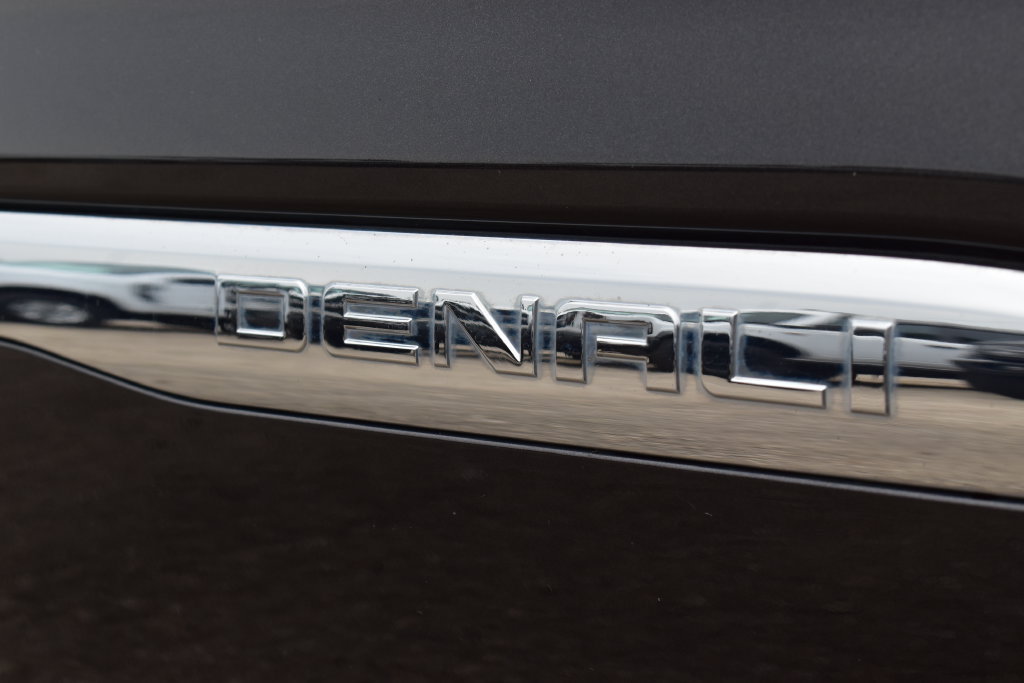 Used 2017 GMC Acadia Denali w/ Technology Package AWD/4WD image 7