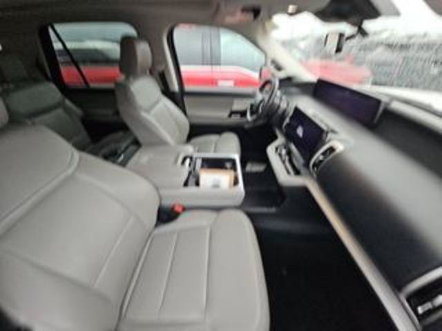 Certified 2025 Ford Expedition Active AWD/4WD image 9