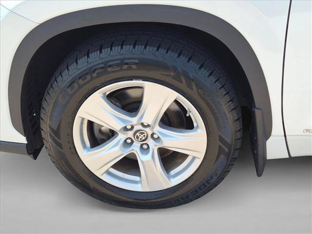 Used 2023 Toyota Highlander LE AWD/4WD image 27