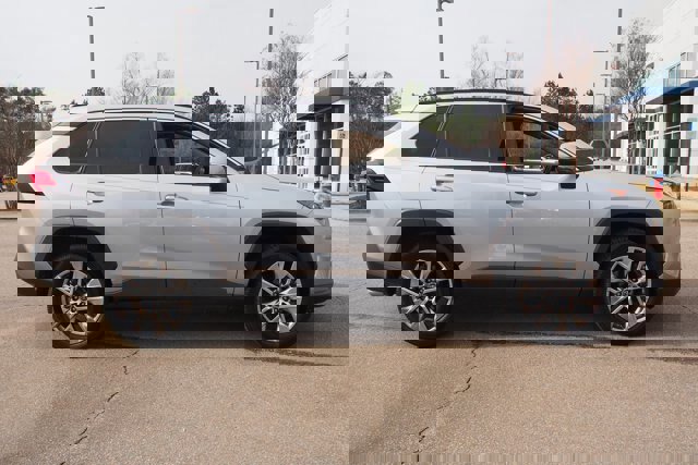 Used 2019 Toyota RAV4 XLE Premium image 6