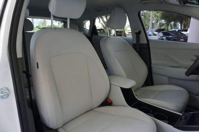 Used 2024 Hyundai Kona SEL w/ Convenience Package FWD image 2