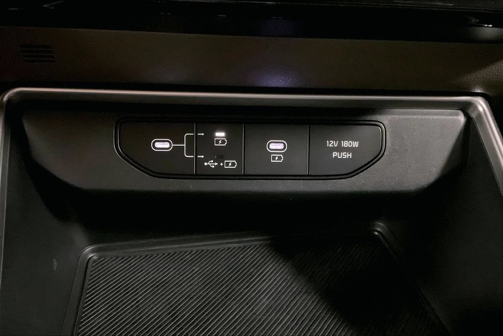Used 2025 Kia Carnival FWD image 31