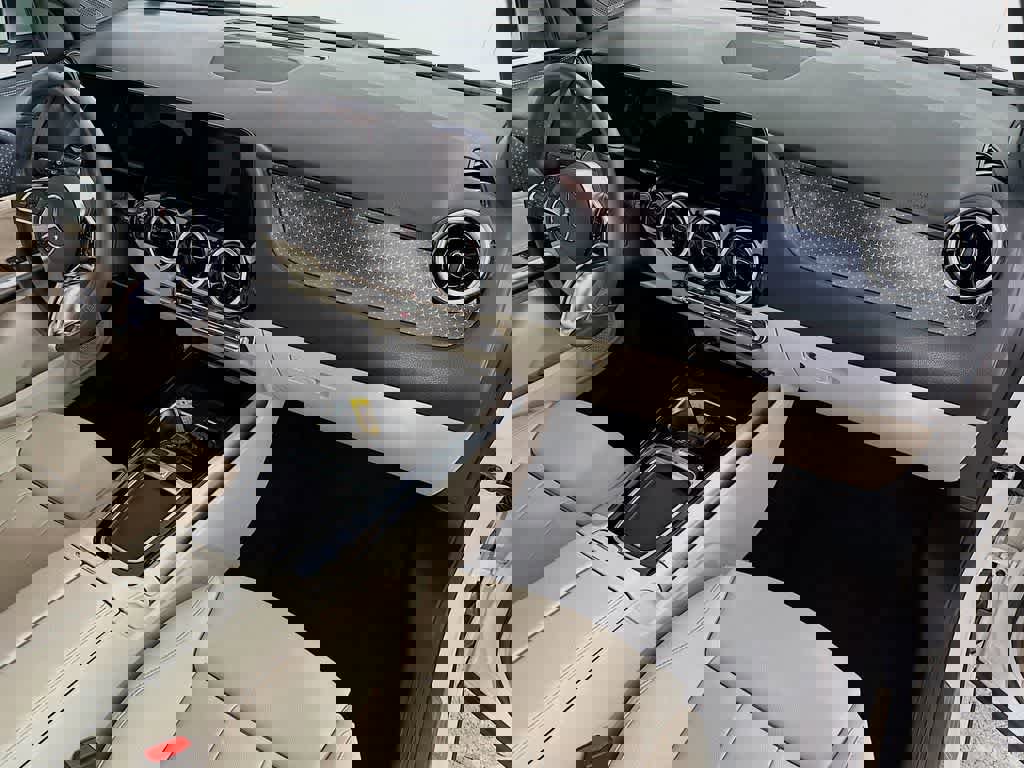 Used 2025 Mercedes-Benz GLA 250 4MATIC image 32