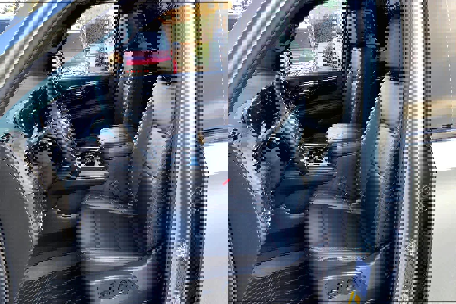 Used 2025 Chevrolet Suburban Z71 w/ Comfort Package image 9