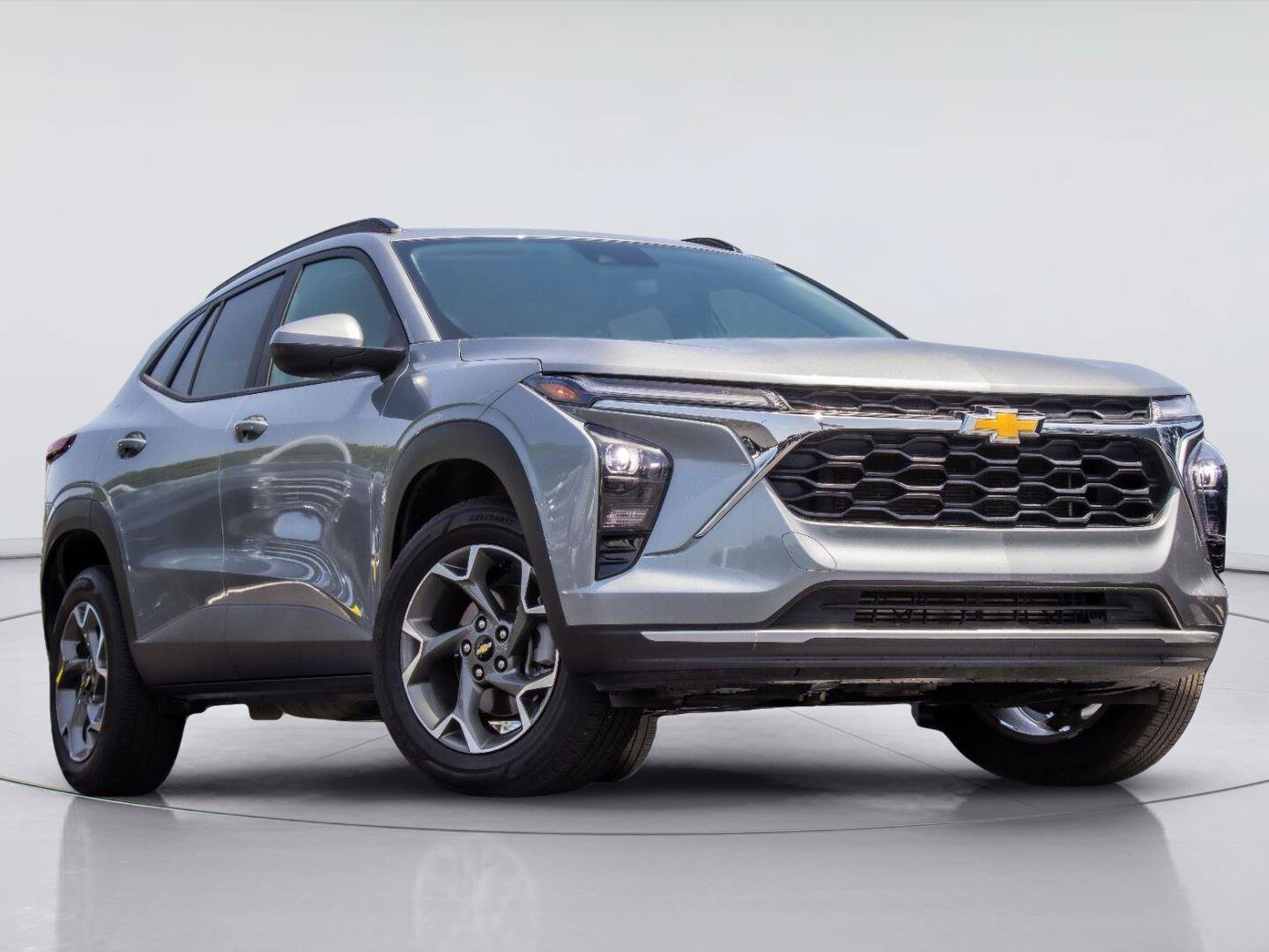 Used 2025 Chevrolet Trax LT FWD image 2