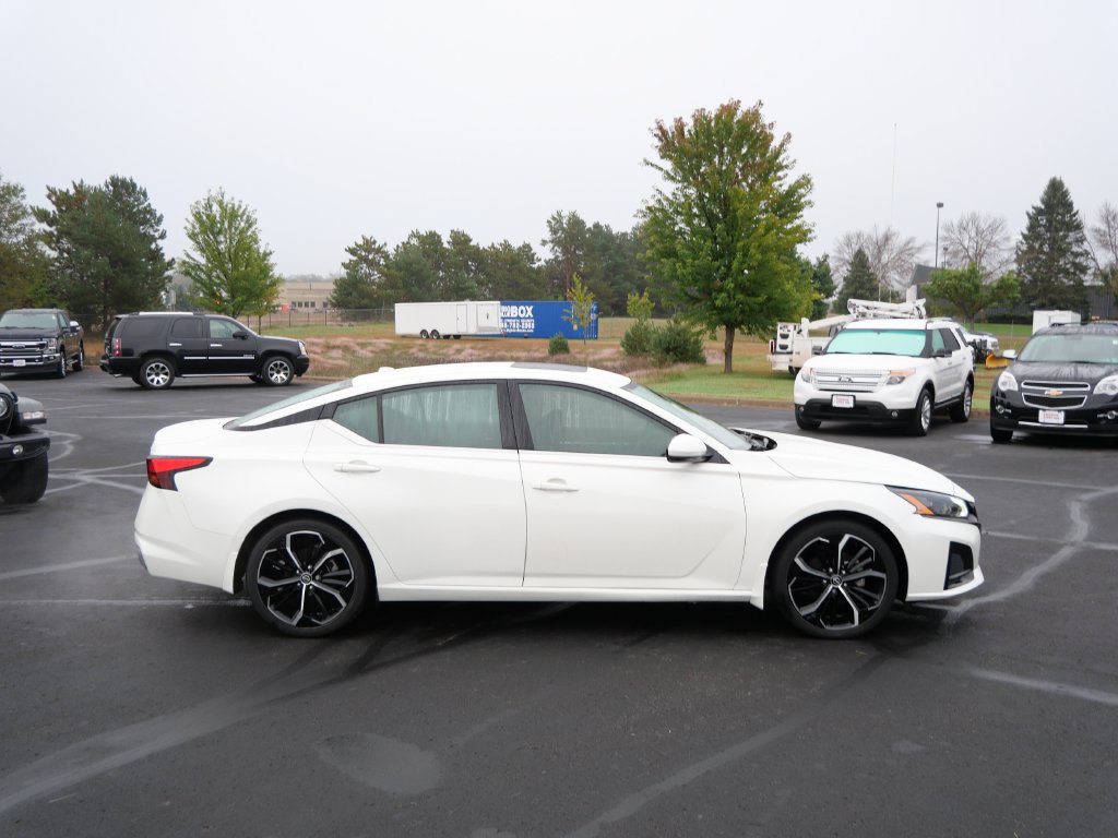 Used 2023 Nissan Altima 2.5 SR w/ SR Premium Package FWD image 4