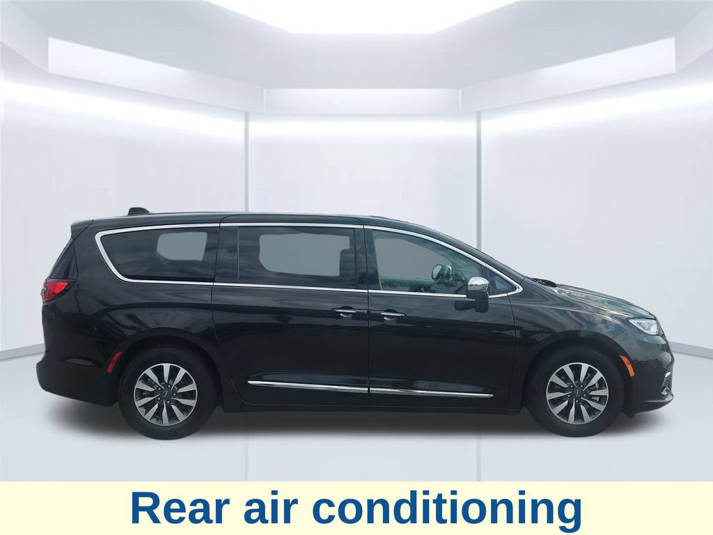 Used 2023 Chrysler Pacifica Limited FWD image 26