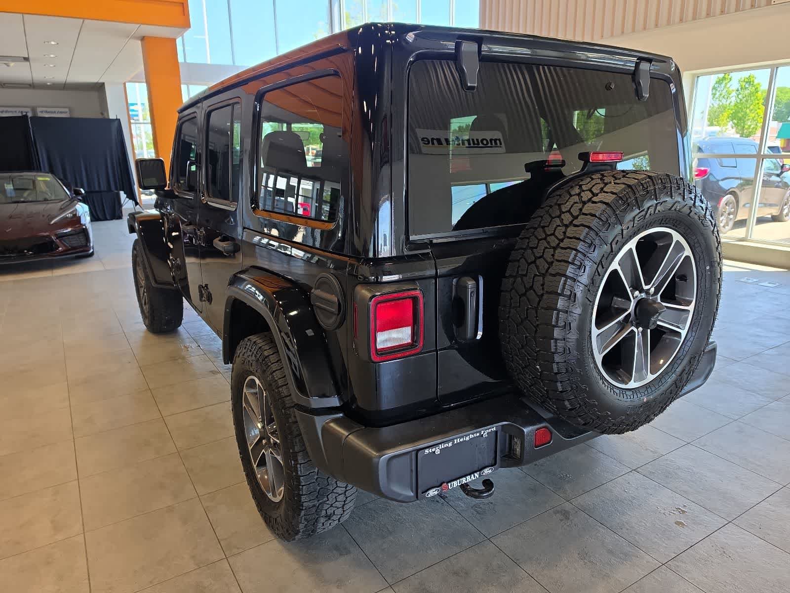 Used 2023 Jeep Wrangler Unlimited Sahara AWD/4WD image 11
