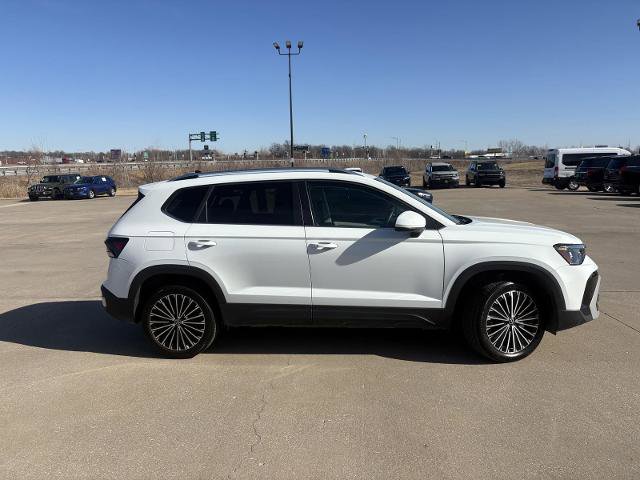 Used 2025 Volkswagen Taos SE image 10