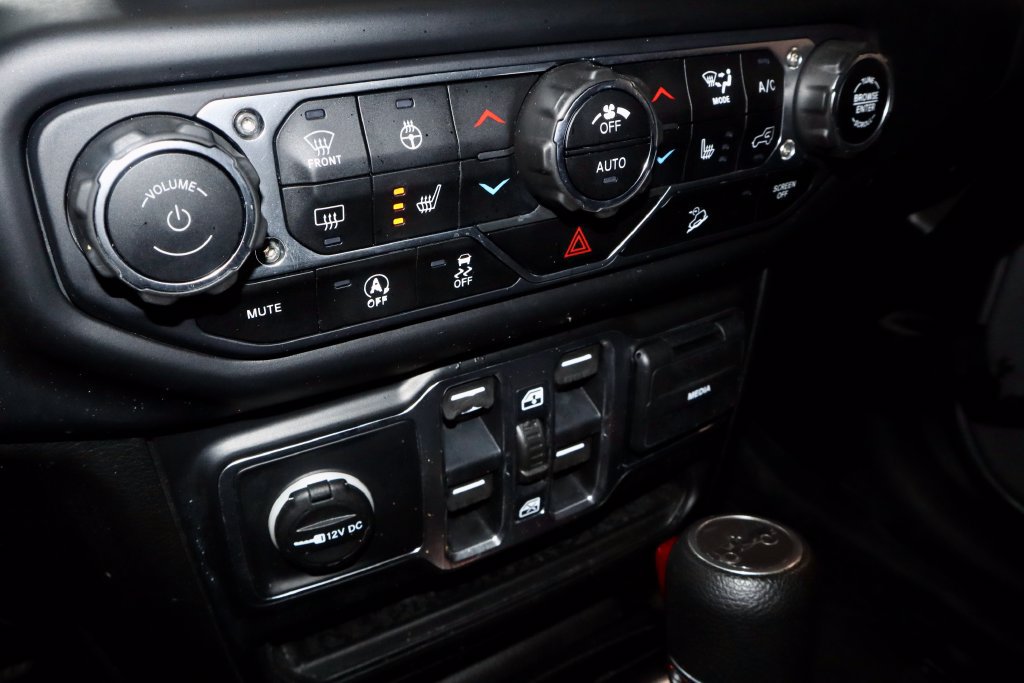 Used 2020 Jeep Wrangler Unlimited Sahara AWD/4WD image 32