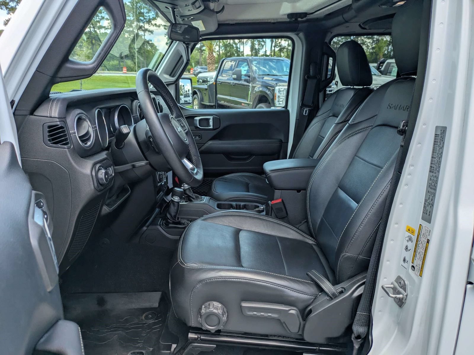 Used 2018 Jeep Wrangler Unlimited Sahara w/ LED Lighting Group AWD/4WD image 11