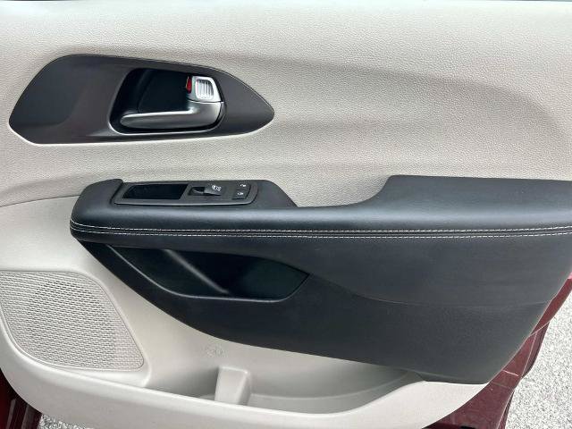 Used 2023 Chrysler Pacifica Touring-L FWD image 22