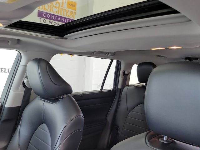 Used 2022 Toyota Highlander XLE AWD/4WD image 10