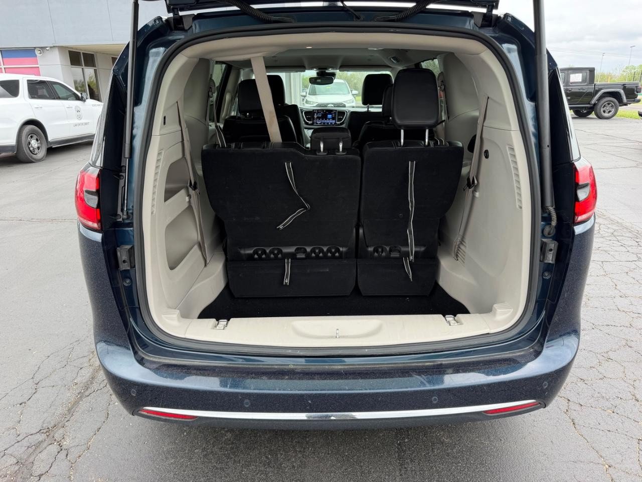 Used 2024 Chrysler Pacifica Touring-L FWD image 5