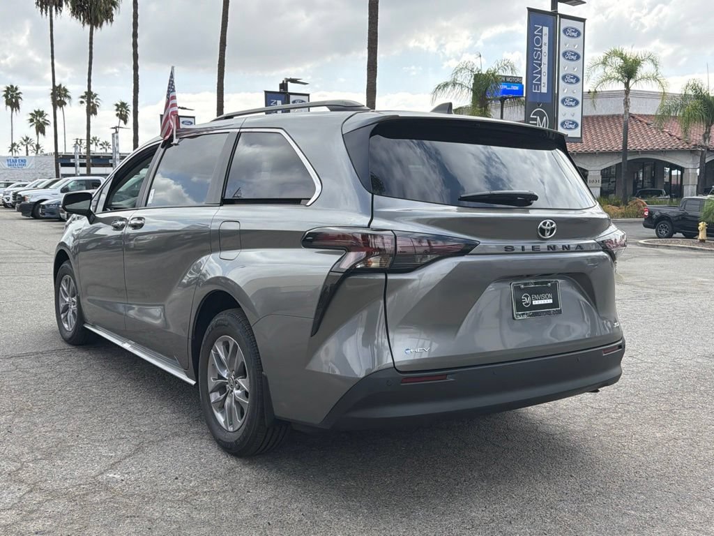 Used 2026 Toyota Sienna XLE FWD image 7