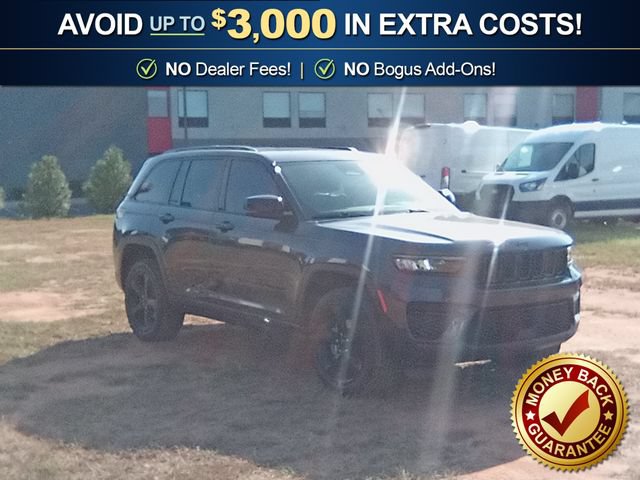 Used 2025 Jeep Grand Cherokee Altitude RWD image 10