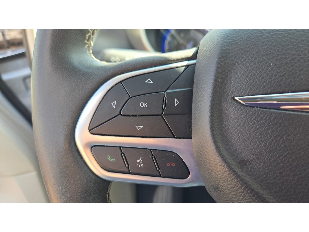 Used 2024 Chrysler Pacifica Touring-L FWD image 34