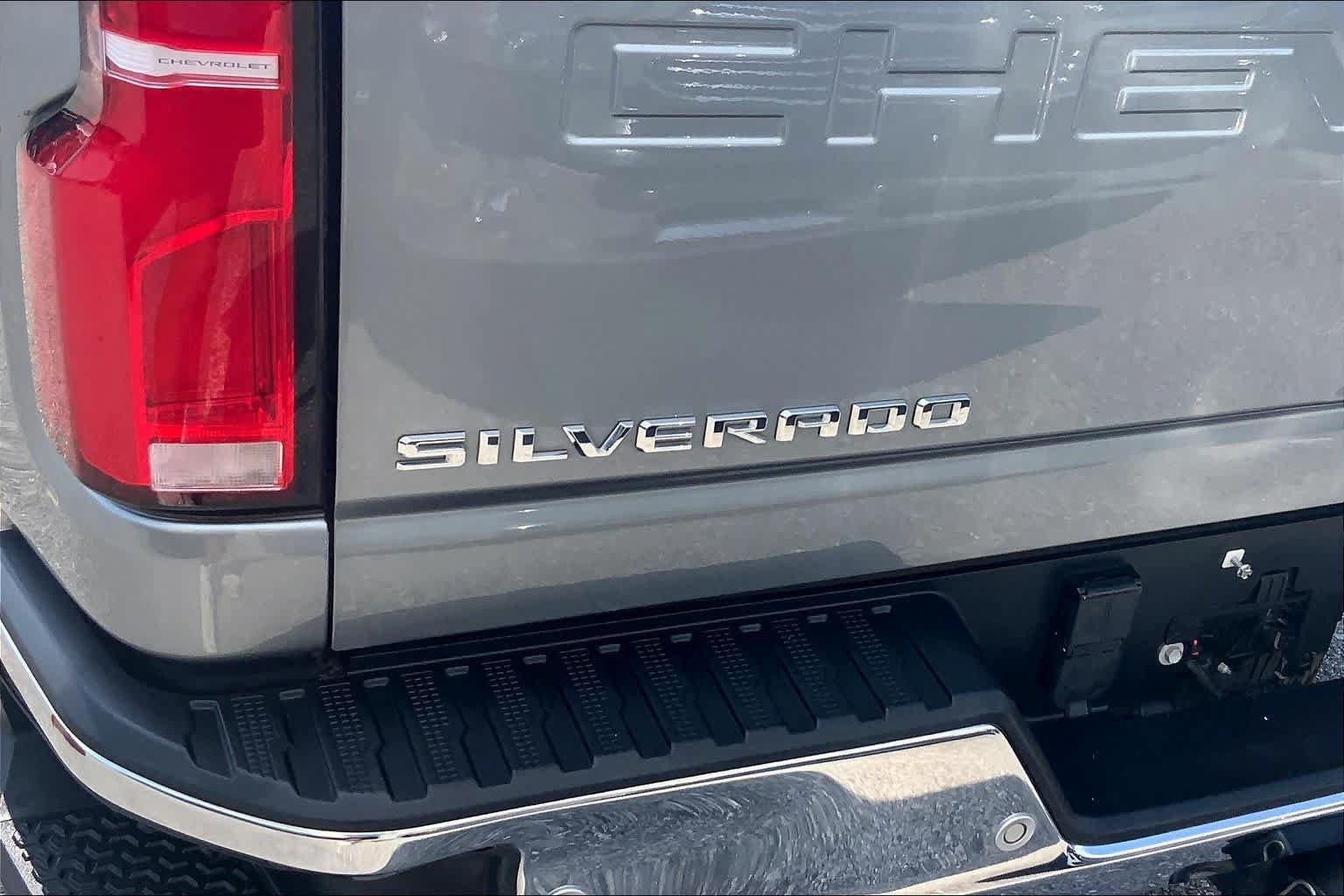 Used 2025 Chevrolet Silverado 2500 LTZ w/ LTZ Convenience Package AWD/4WD image 31