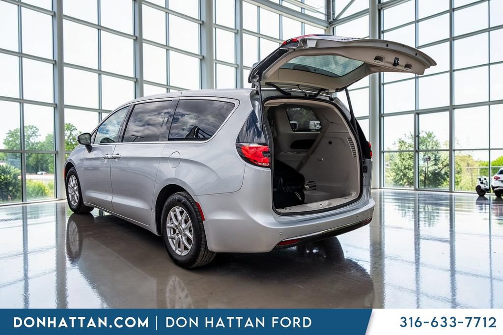 Used 2023 Chrysler Pacifica Touring-L FWD image 25