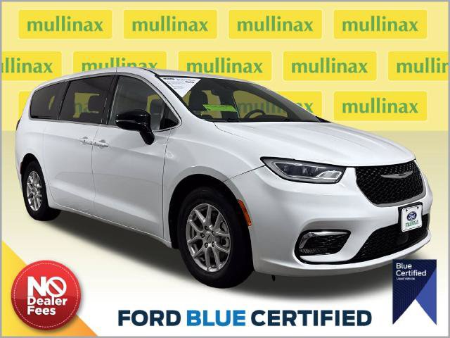 Used 2025 Chrysler Pacifica Select
