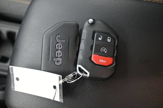 Used 2025 Jeep Wrangler Unlimited Sahara AWD/4WD image 16