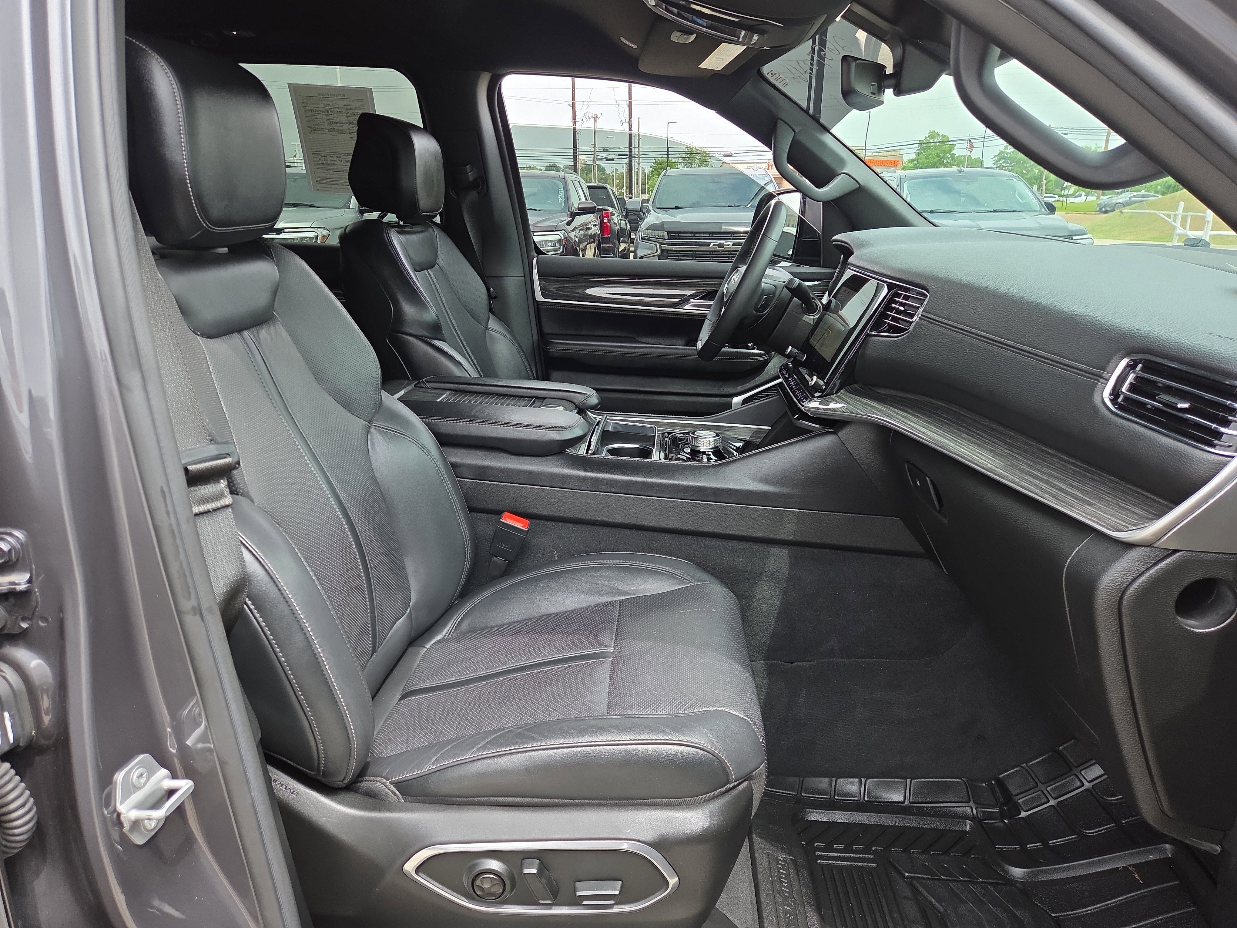 Used 2022 Jeep Wagoneer Series III AWD/4WD image 17