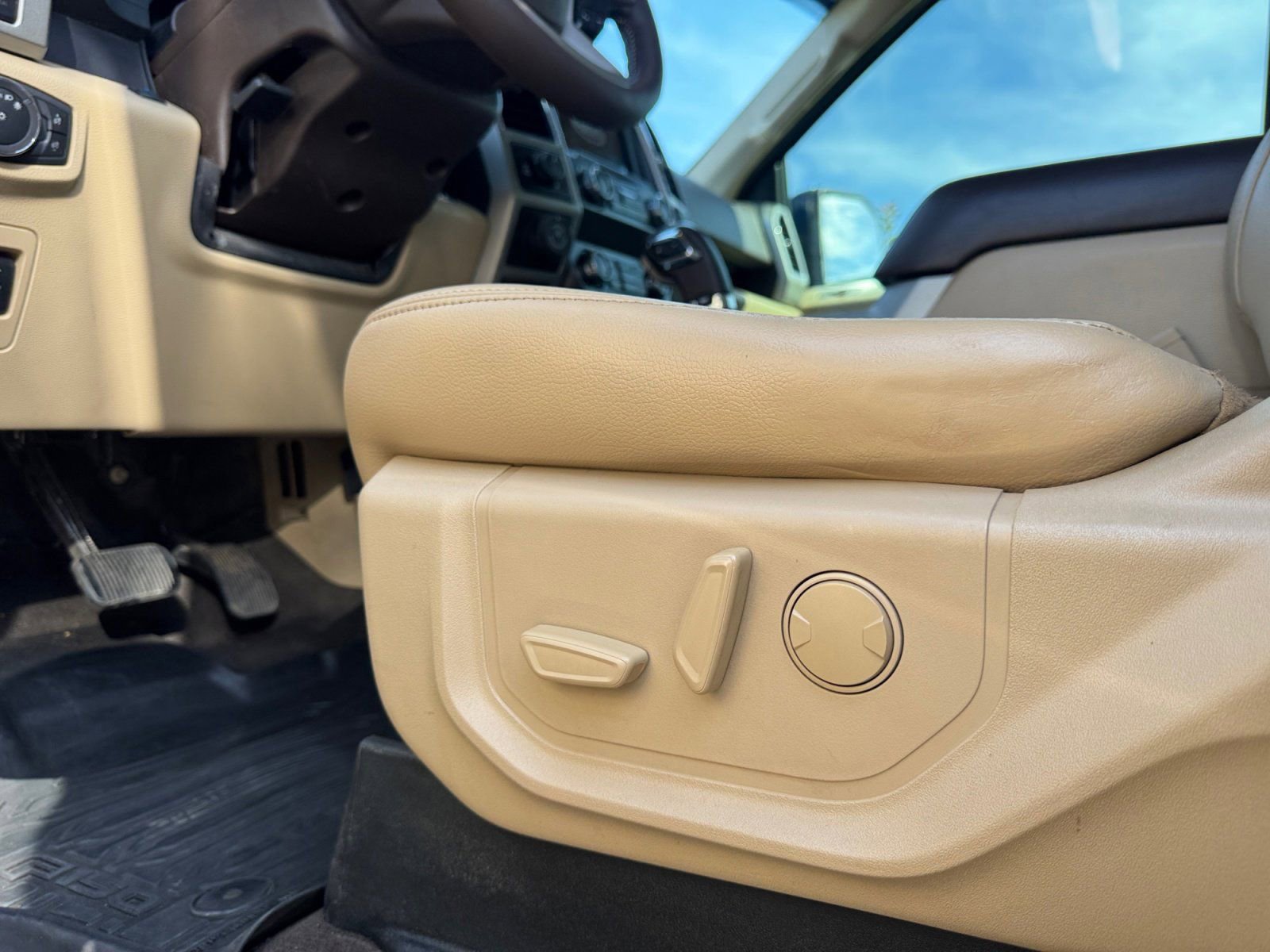 Certified 2019 Ford F150 Lariat w/ Equipment Group 501A Mid AWD/4WD image 20