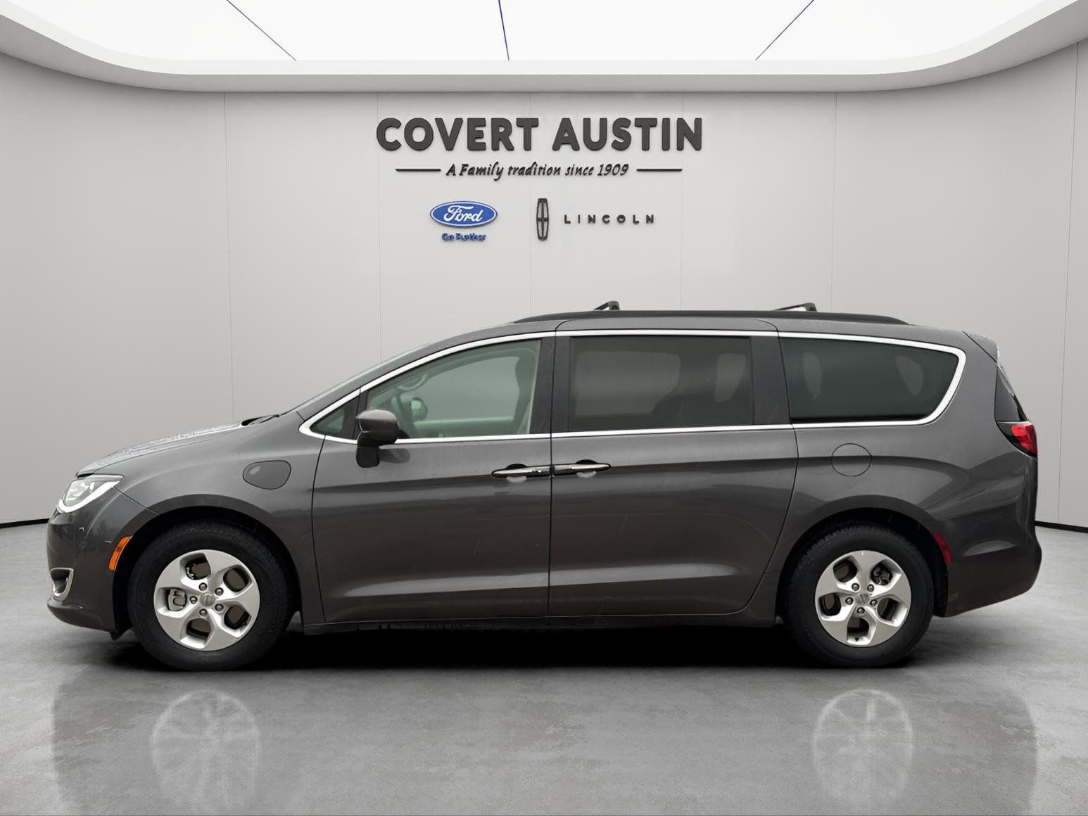 Used 2018 Chrysler Pacifica Touring Plus image 2