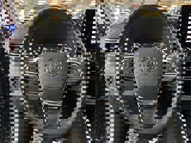 Used 2024 Toyota Highlander LE image 6