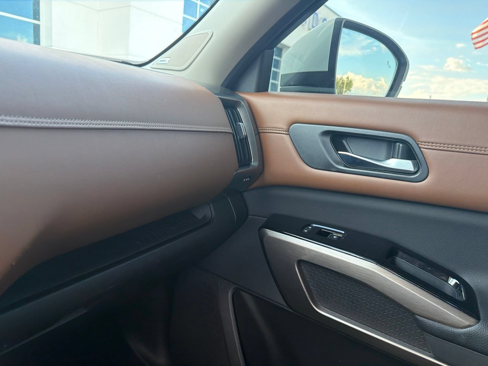 Used 2022 Nissan Pathfinder Platinum w/ Cargo Package FWD image 21