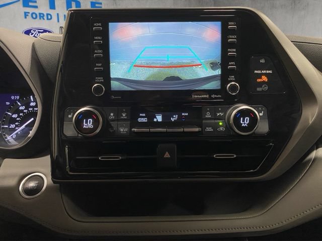 Used 2021 Toyota Highlander XLE AWD/4WD image 18
