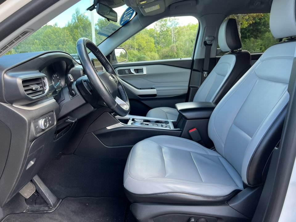 Certified 2021 Ford Explorer XLT w/ Equipment Group 202A AWD/4WD image 3