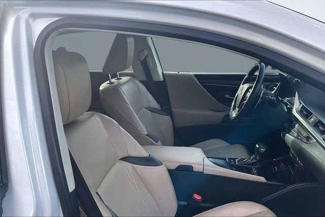 Used 2019 Lexus ES 300h w/ Accessory Package 2 image 9