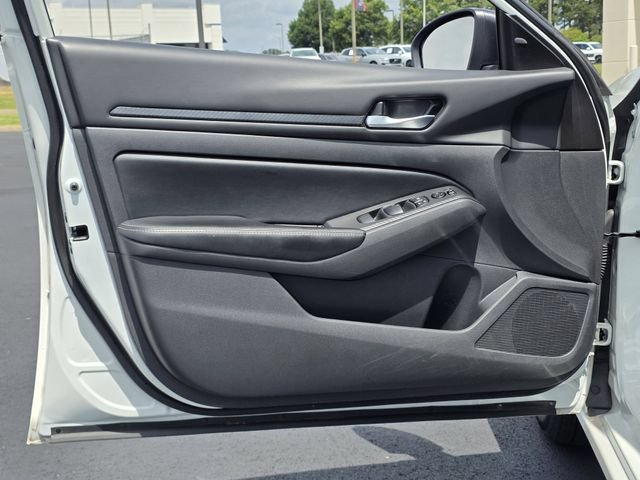 Used 2025 Nissan Altima 2.5 SV FWD image 14
