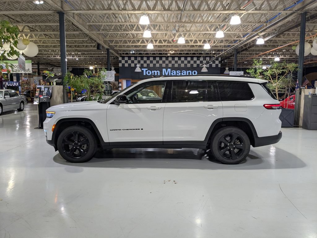 Used 2022 Jeep Grand Cherokee L Limited w/ Black Appearance Package AWD/4WD image 11