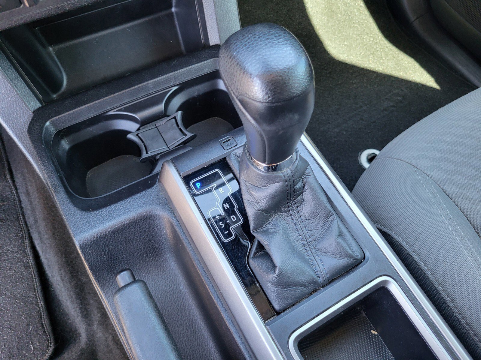 Used 2020 Toyota Tacoma SR5 w/ SR5 Appearance Package (SM) image 24